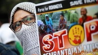 Massa dari elemen mahasiswa dan pemuda menggelar unjuk rasa di Kedutaan Myanmar untuk Indonesia di Jakarta, Jumat (25/11/2016).