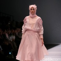 Koleksi Ria Miranda yang mengangkat tema Foresta di Jakarta Fashion Week 2017. Senayan City. Jakarta. [Foto: Mohammad Abduh/Wolipop]