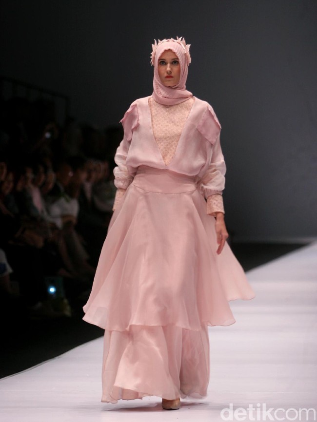 Koleksi Ria Miranda yang mengangkat tema Foresta di Jakarta Fashion Week 2017. Senayan City. Jakarta. [Foto: Mohammad Abduh/Wolipop]