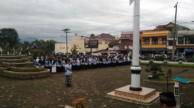 Hari Guru, Peserta Upacara di Purwakarta Gunakan Sarung dan Peci