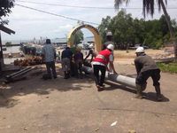 Pakai Rakit, Ini Penampakan PLN Pasang Tiang Listrik Pulau Kecil di Bangka Belitung