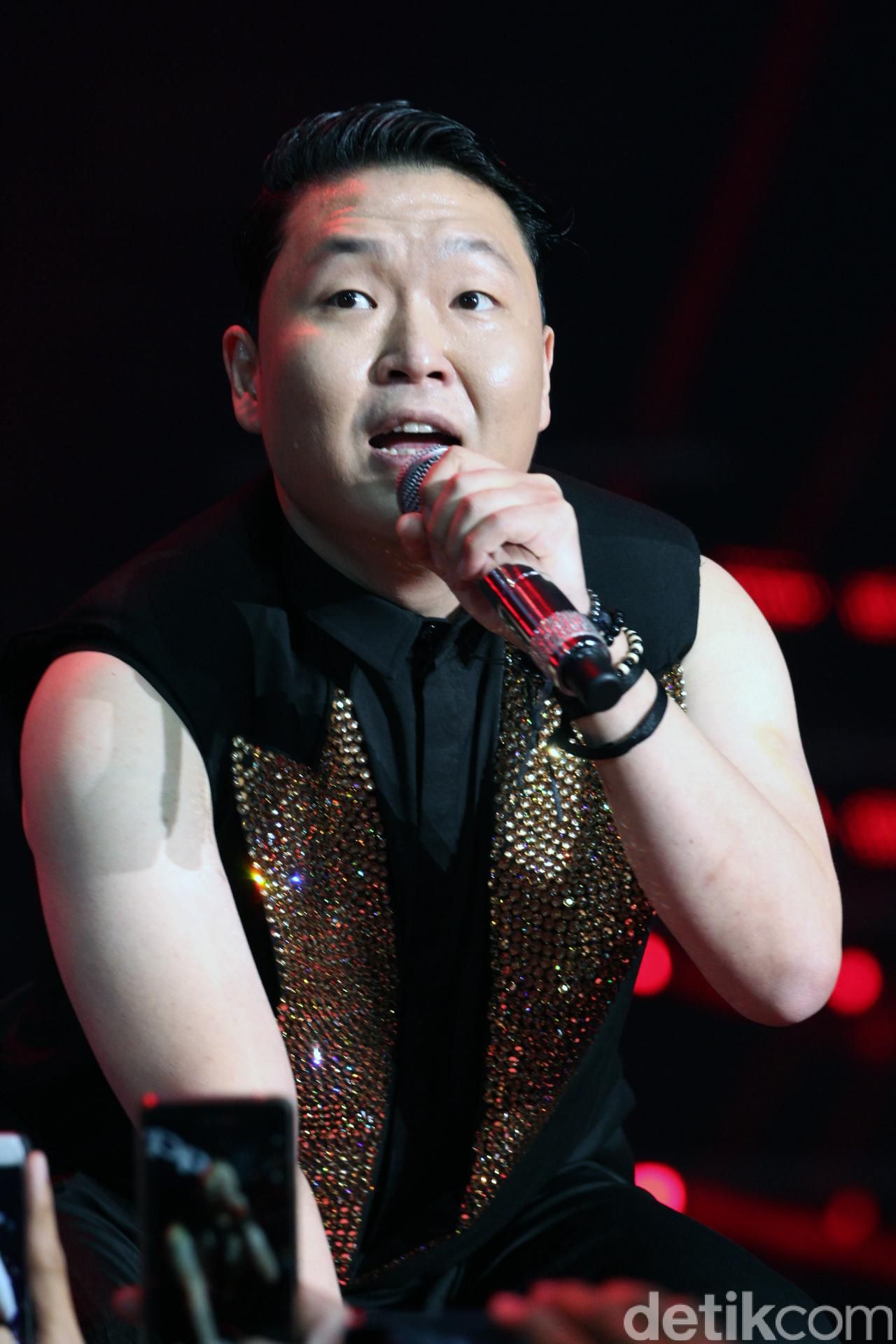 PSY PSY saat tampil di konser Oppo di ICE BSD, Serpong.