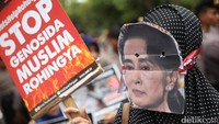 Mereka membawa spanduk bertuliskan tuntutan agar kekerasan terhadap etnis Rohingya dihentikan.