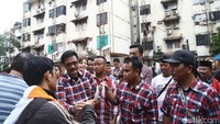 Djarot saat berinteraksi bersama warga setempat.