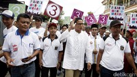 Menggunakan baju kokoh putih lengan panjang, Sandiaga langsung disambut iringan suara rebana.