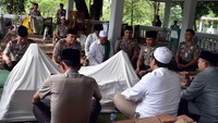 Sebelum bersilaturahmi ke Pengasuh Pondok Pesantren Buntet Cirebon KH Anas Arsyad, Wakapolri melakukan ziarah ke makam KH Abdul Jamil, salah seorang sesepuh Pengasuh Pondok Pesantren Buntet Cirebon. Pool/dok. Humas Polri.