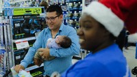 Adapula seorang pria yang rela membawa sang bayi demi berbelanja. Eduardo Munoz Alvarez/Getty Images.