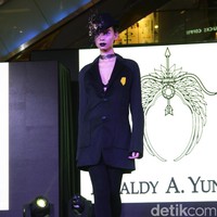 Fashion Show Kolaborasi Karya Caren Delano & Rinaldy A. Yunardi, di Atrium Grand Indonesia. Jakarta. [Foto: Mohammad Abduh/Wolipop]