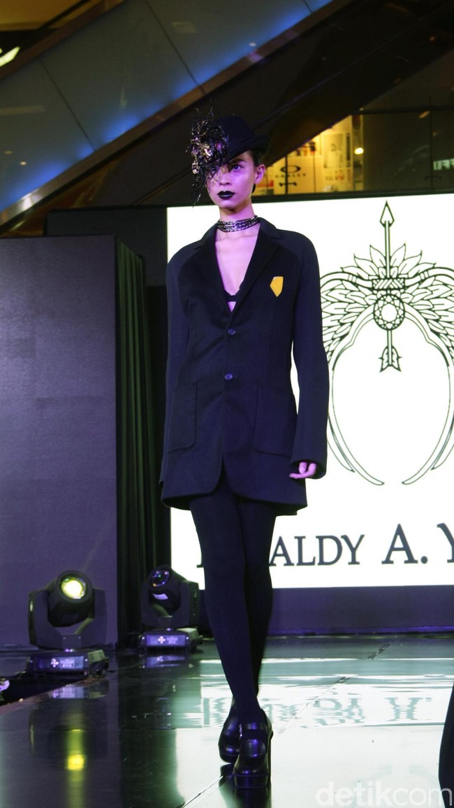 Fashion Show Kolaborasi Karya Caren Delano & Rinaldy A. Yunardi, di Atrium Grand Indonesia. Jakarta. [Foto: Mohammad Abduh/Wolipop]