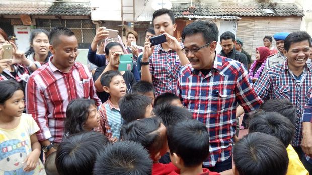Saat Djarot Ditantang Anak-anak Main Bola di Rusun Apron Kemayoran