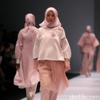 Koleksi Ria Miranda yang mengangkat tema Foresta di Jakarta Fashion Week 2017. Senayan City. Jakarta. [Foto: Mohammad Abduh/Wolipop]