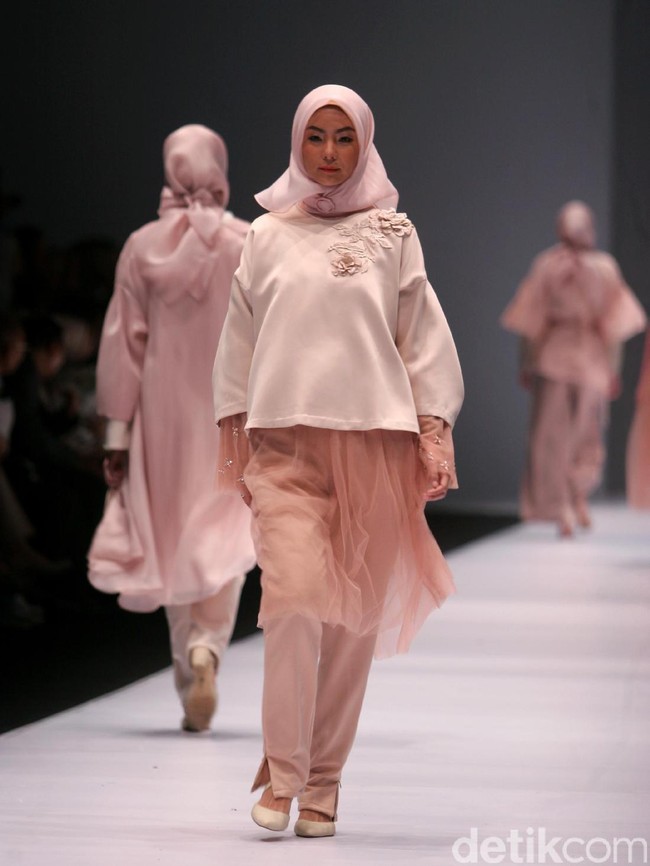Koleksi Ria Miranda yang mengangkat tema Foresta di Jakarta Fashion Week 2017. Senayan City. Jakarta. [Foto: Mohammad Abduh/Wolipop]