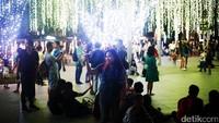 Foto: Banyak sekali wisatawan yang menikmati pendar cahaya di festival ini. Tak ketinggalan pula untuk foto-foto (Rachman Haryanto/detikTravel)
