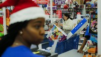 Seorang pembeli wanita terlihat memenuhi troli belanjanya saat Black Friday di salah satu toko di New Jersey, Amerika Serikat, Jumat (25/11/2016). Eduardo Munoz Alvarez/Getty Images.