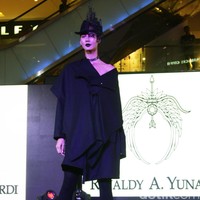 Fashion Show Kolaborasi Karya Caren Delano & Rinaldy A. Yunardi, di Atrium Grand Indonesia. Jakarta. [Foto: Mohammad Abduh/Wolipop]