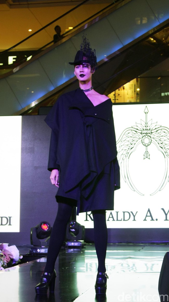 Fashion Show Kolaborasi Karya Caren Delano & Rinaldy A. Yunardi, di Atrium Grand Indonesia. Jakarta. [Foto: Mohammad Abduh/Wolipop]