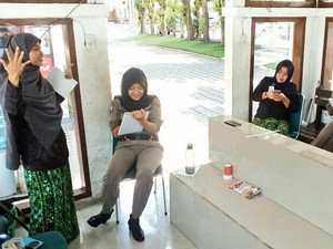 Demi Turis, Satpol PP ini Gunakan Ruang Pos Jaga untuk Les Bahasa