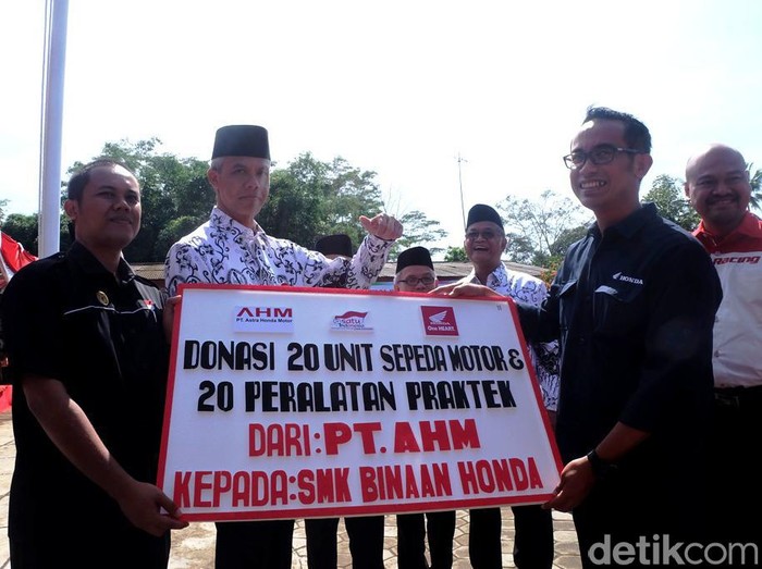 Ganjar Pranowo Apresiasi Produsen yang Sumbangkan Motor untuk Sekolah