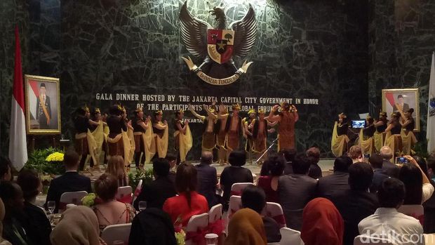  Plt Gubernur DKI Jakarta menjamu para peserta Youth Global Forum 2016.