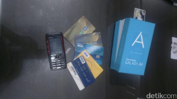 Barang bukti pencurian bermodus pecah kaca di Jaksel, Sabtu (26/11/2016)