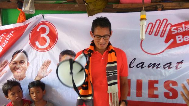 Blusukan di Tambora, Sandiaga Diajak Jakmania Jalan Kaki 1,5 Jam