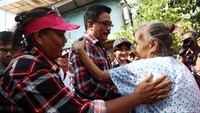 Djarot menyalami seorang nenek.