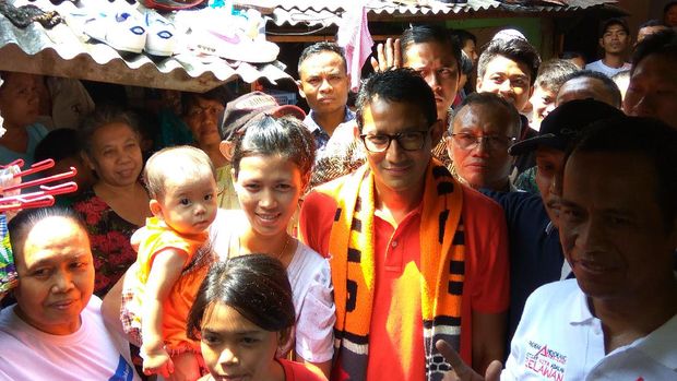 Blusukan di Tambora, Sandiaga Diajak Jakmania Jalan Kaki 1,5 Jam