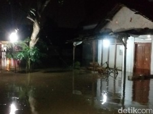 Ratusan Rumah di Jombang Terendam Banjir, Puluhan Warga Mengungsi