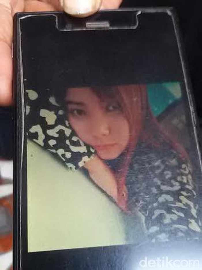 Seorang Perempuan Cantik Tewas Tergantung di Kamar Kos