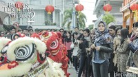 Pemeran Hanum ini seperti tengah berada di China Town. Dok/Max/Pictures.