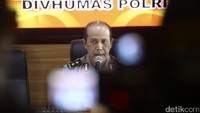 Irjen Boy mengatakan, AR atau Abu Uwais tidak ditahan meski telah ditetapkan menjadi tersangka. Guru SMK itu hanya dikenakan wajib lapor.