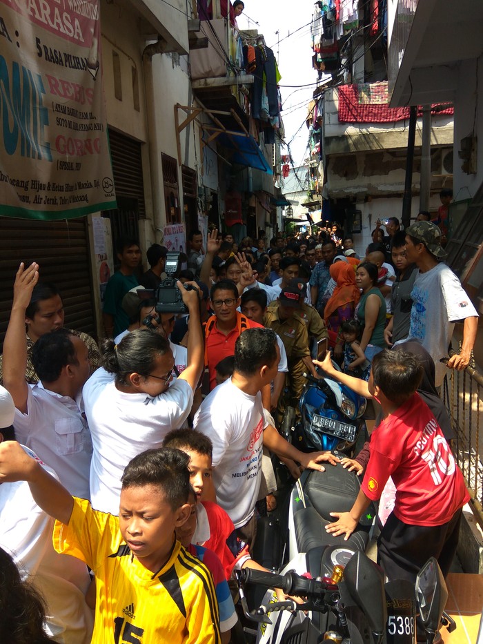 Blusukan di Tambora, Sandiaga Diajak Jakmania Jalan Kaki 1,5 Jam