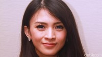 Siapa tak terpesona dengan senyuman Donita? Foto: Gus Mun/detikHOT