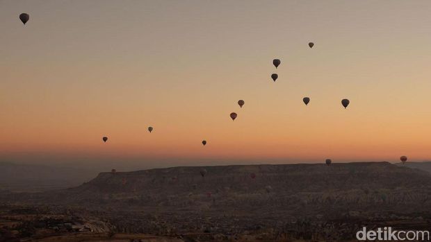 Panorama Cappadocia dengan latar balon udara (Rois/detikTravel)