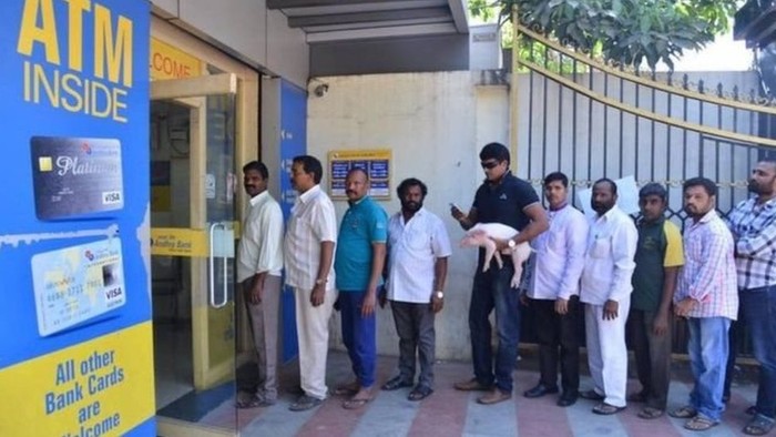 Selebritas India Ravi Babu Bikin Heboh karena Bawa Anak Babi ke Bank