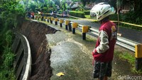 Warga berkerumun di sekitar lokasi longsor.