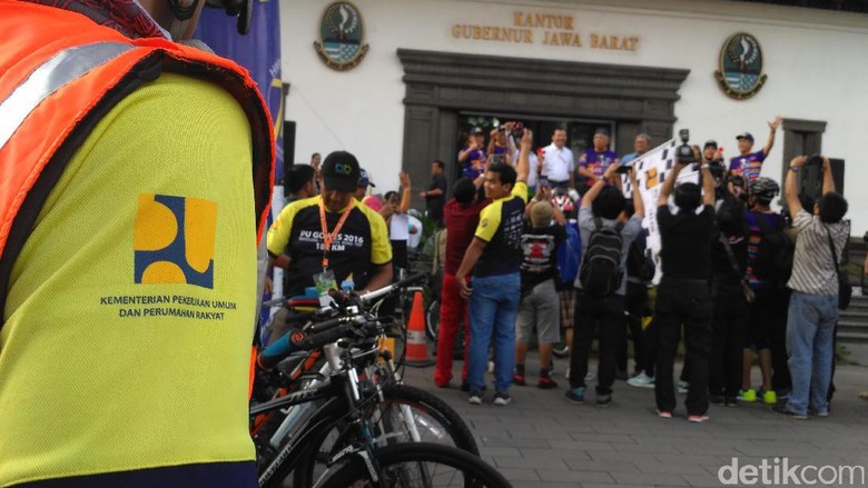 Hari Bakti PUPR, Menteri Basuki Lepas 410 Pesepeda Rute Bandung-Jakarta Hari Bakti PUPR, Menteri Basuki Lepas 410 Pesepeda Rute Bandung-Jakarta