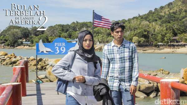 Ngintip Adegan Bulan Terbelah di Amerika 2 Ngintip Adegan Bulan Terbelah di Amerika 2