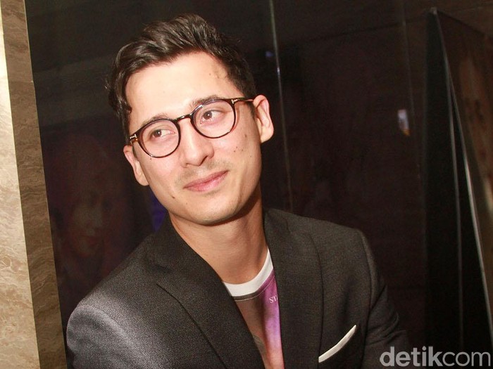 Nino Fernandez sebenarnya masih jomblo nggak? Yuk girls cari tahu.