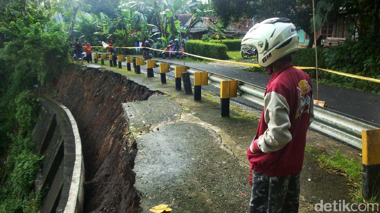 Hujan Deras Sebabkan Banjir dan Longsor di Banyumas Hujan Deras Sebabkan Banjir dan Longsor di Banyumas