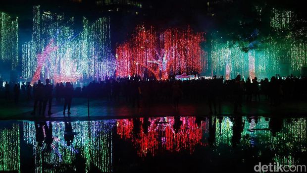 Kerlap-kerlip lampu di Ayala Triangle Gardens (Rachman/detikTravel)