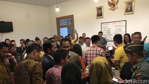 Usai Sosialisasi Tax Amnesty, Jokowi Sambangi Kedai Markobar di Makassar