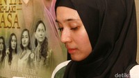 Kok sibuk lihat ponsel, Dhini?