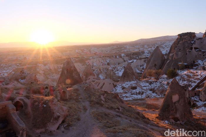 Pemandangan cantik Cappadocia dari Hotel Millstone di Uchisar, Turki