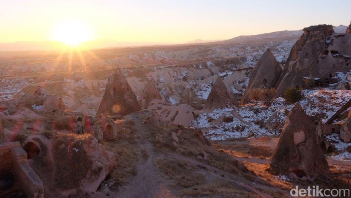 Pemandangan cantik Cappadocia dari Hotel Millstone di Uchisar, Turki