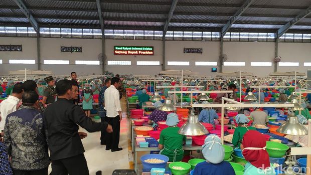 Jokowi kunjungi pabrik kacang mete di Makassar