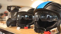 Jajaran helm di BMW Motorrad Indonesia Flagship Store.