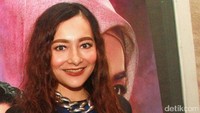 Artis berstatus janda ini tampak begitu langsing. Tak terlihat bahwa Dewi sudah memiliki dua orang anak.
