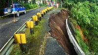 Lokasi longsor telah dipasangi garis polisi.