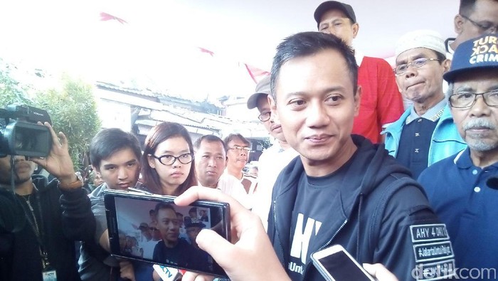 Agus Yudhoyono Datangi Acara Jalan Santai di Manggarai, Warga Minta Selfie